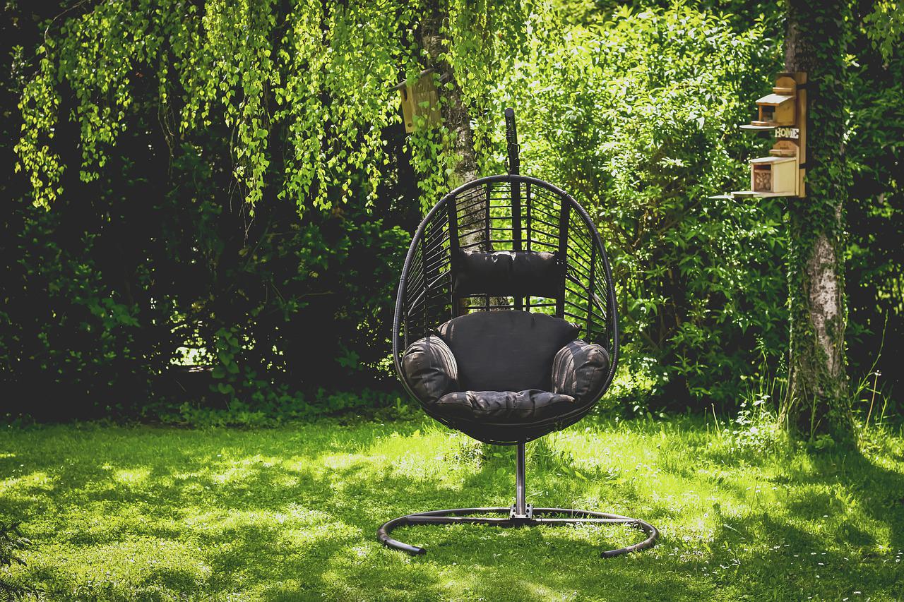 Trends in garden design. The most fashionable furniture and decorations